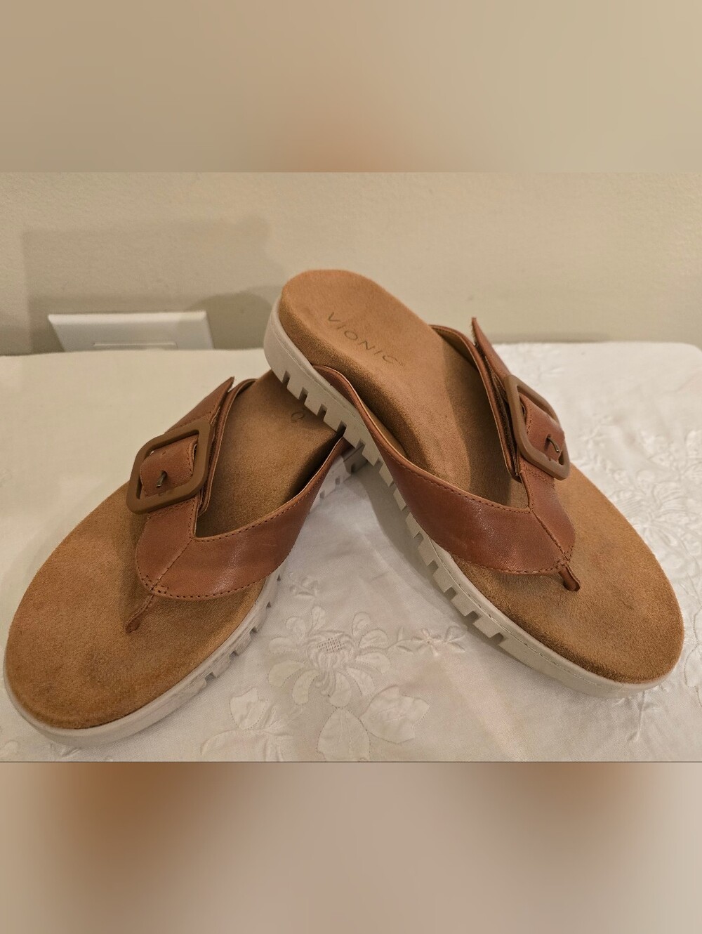 Vionic Uptown Marin Thong Sandals featuring a decorative side buckle Size 7